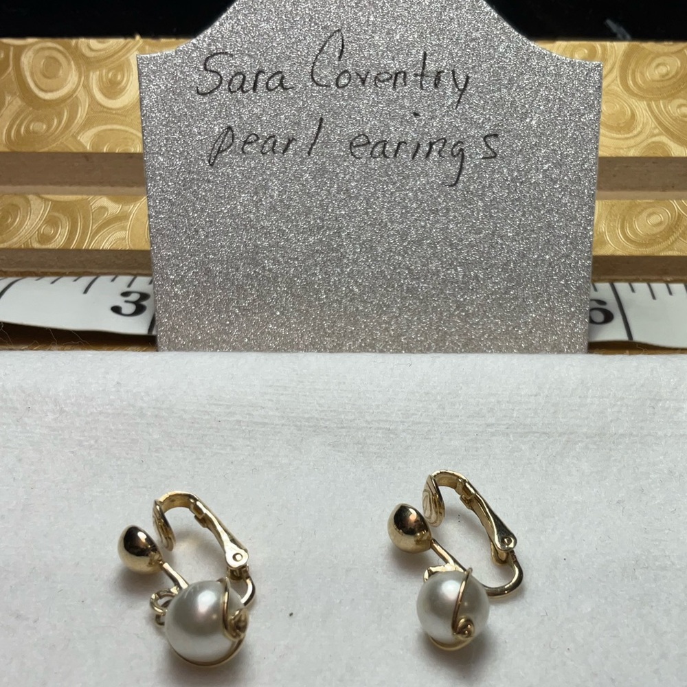 Sara Coventry gold tone / pearl earrings